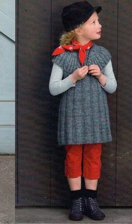 Серое вязаное платье для девочки