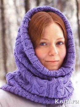 Сиреневый капор связан спицами.