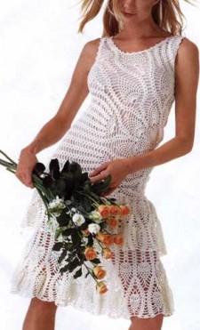 Белое вязаное платье