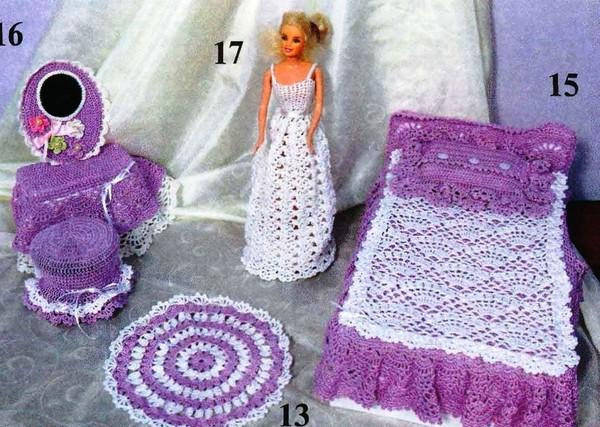 Вязаное короткое платье для куклы с рельефным узором