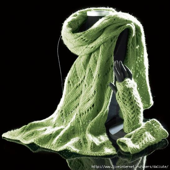 Вязаный комплект спицами митенки и шарф
